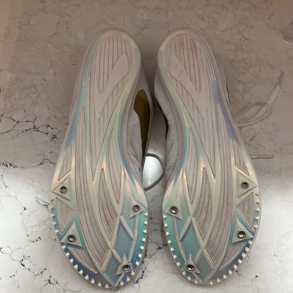 Brooks Wire v5 Track Spike Running Shoes, White/Gold - Picture 3 of 9